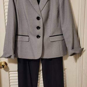 Pantsuit by Le Suit, size 14, navy/white